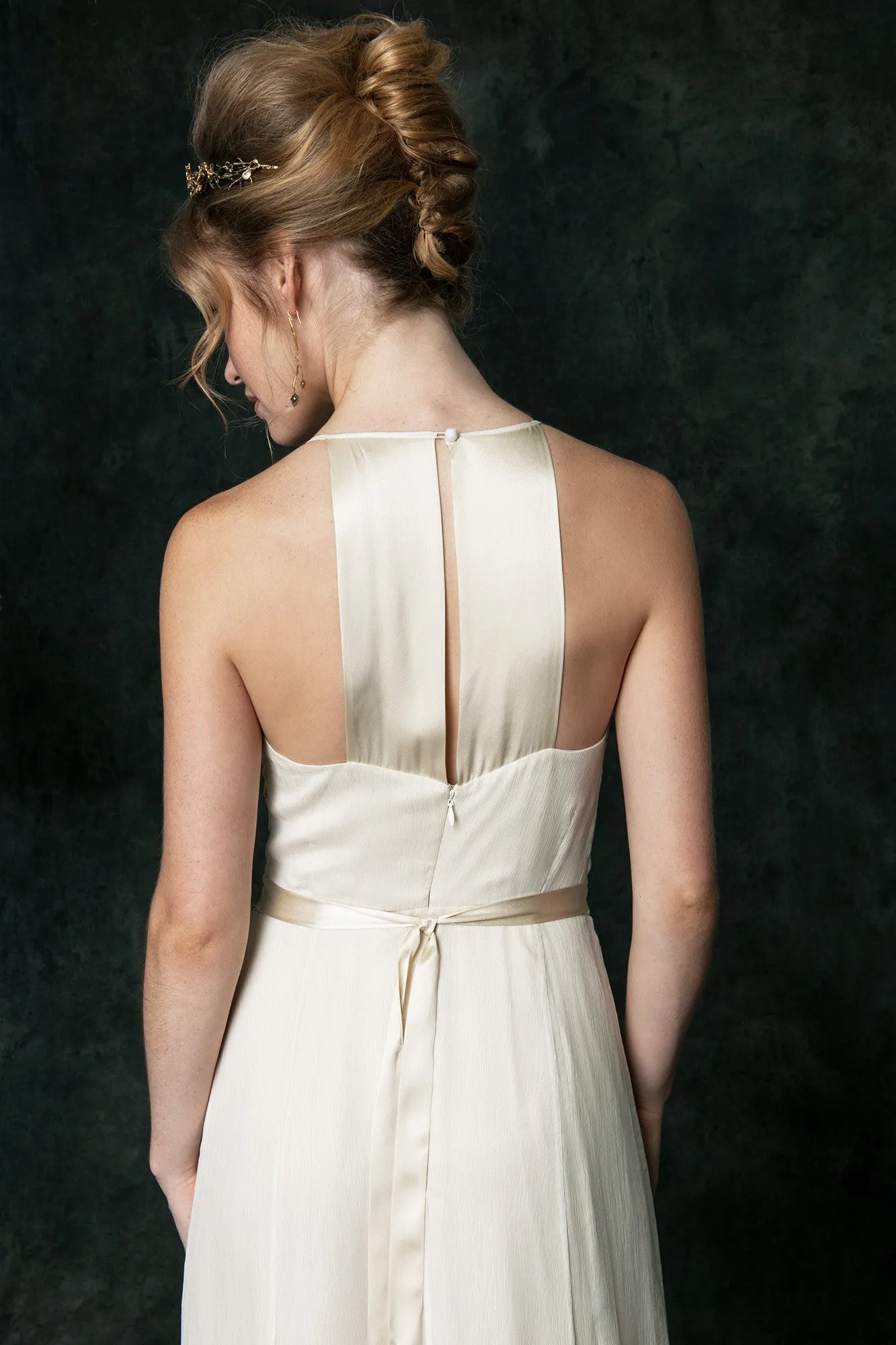 HB6640 Modern Key Hole Neckline Wedding Dress