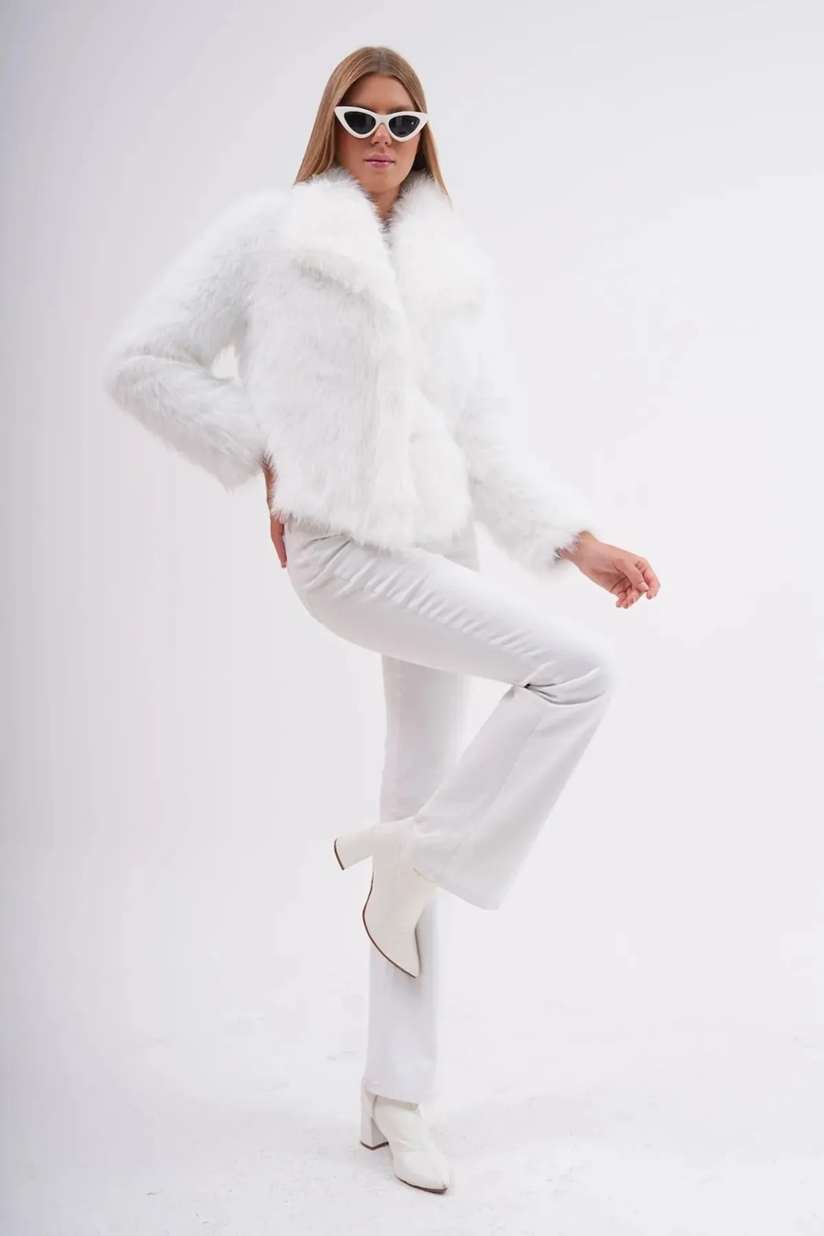 Wide Collar Faux Fur Jacket – White